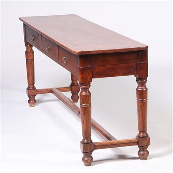 Grote foto doorleefde lange sidetable met 3 laden op gedraaide poten no.331510 antiek en kunst stoelen en banken
