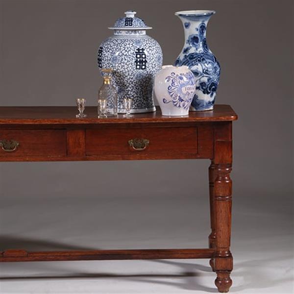 Grote foto doorleefde lange sidetable met 3 laden op gedraaide poten no.331510 antiek en kunst stoelen en banken