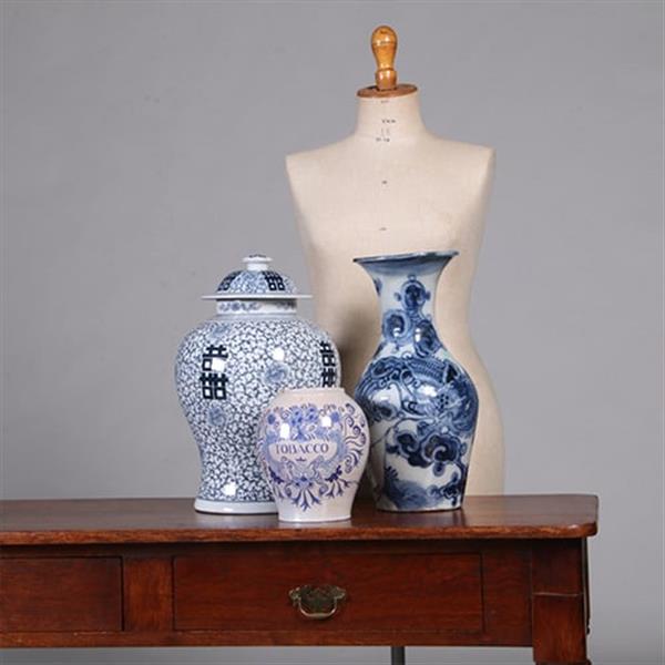 Grote foto doorleefde lange sidetable met 3 laden op gedraaide poten no.331510 antiek en kunst stoelen en banken