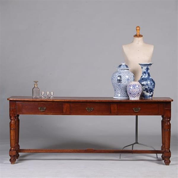 Grote foto doorleefde lange sidetable met 3 laden op gedraaide poten no.331510 antiek en kunst stoelen en banken