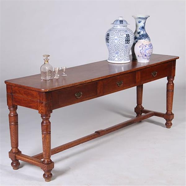 Grote foto doorleefde lange sidetable met 3 laden op gedraaide poten no.331510 antiek en kunst stoelen en banken