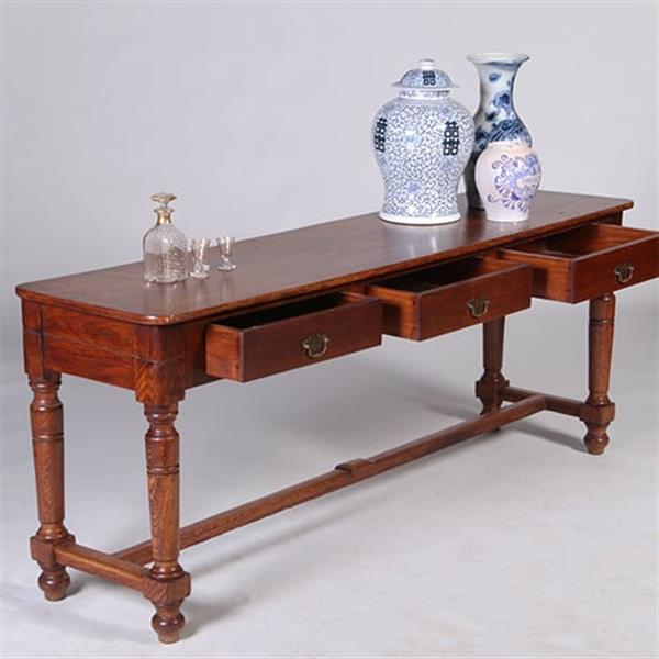 Grote foto doorleefde lange sidetable met 3 laden op gedraaide poten no.331510 antiek en kunst stoelen en banken