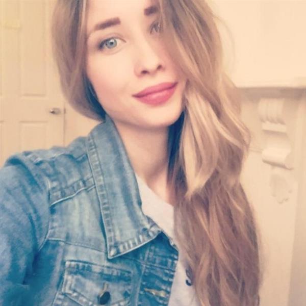 Grote foto jongedame op zoek naar een serieuze relatie contacten en berichten vrouw zoekt man