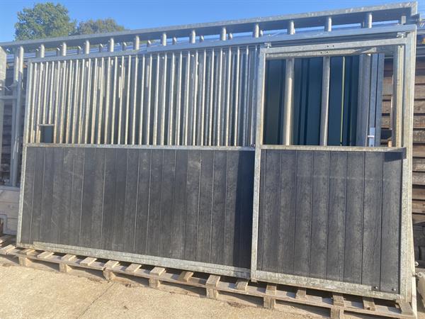 Grote foto paardenboxen 1 x 5 meter 2 x 4 meter breed. agrarisch stallen
