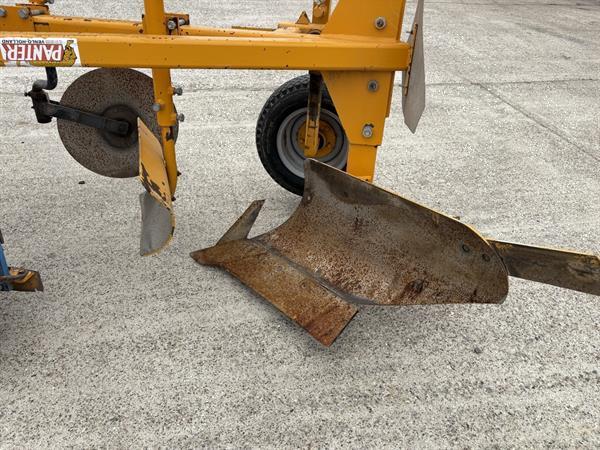 Grote foto panter diepploeg agrarisch ploegen