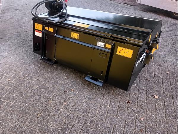 Grote foto veegborstel met opvangbak unused agrarisch tractor toebehoren