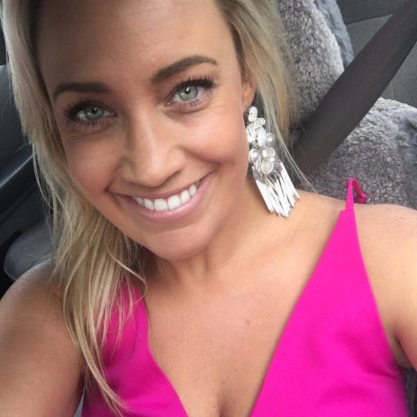 Grote foto samen de sprong wagen contacten en berichten vrouw zoekt man