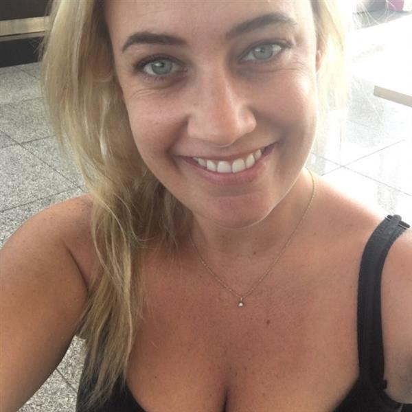 Grote foto samen de sprong wagen contacten en berichten vrouw zoekt man