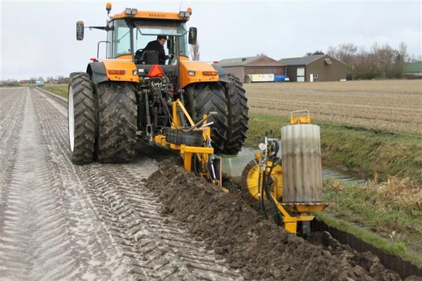 Grote foto inundatie schotjes plaatser en uithaler agrarisch akkerbouw