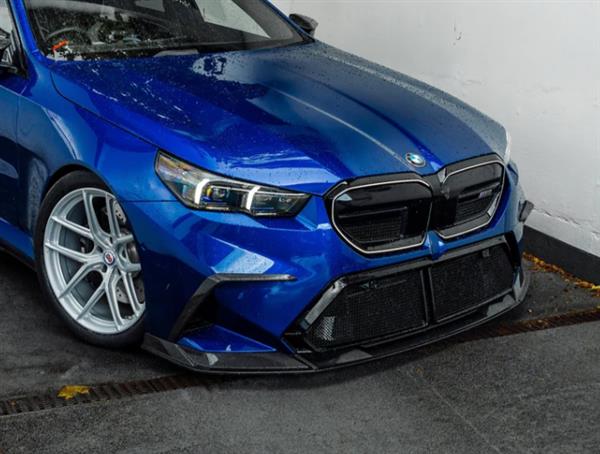 Grote foto dit betreft een set bmw g90 g99 m5 carbon frontbumper canard auto onderdelen tuning en styling