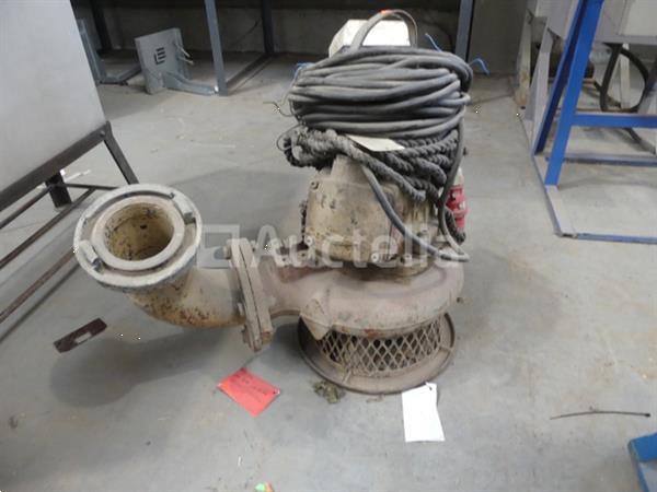 Grote foto high flow grijswaterpomp merk en model onleesbaar agrarisch pompen