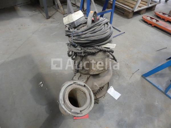 Grote foto high flow grijswaterpomp merk en model onleesbaar agrarisch pompen