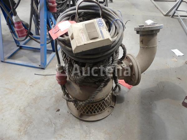 Grote foto high flow grijswaterpomp merk en model onleesbaar agrarisch pompen