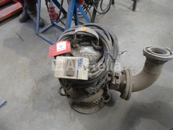 Grote foto high flow grijswaterpomp merk en model onleesbaar agrarisch pompen