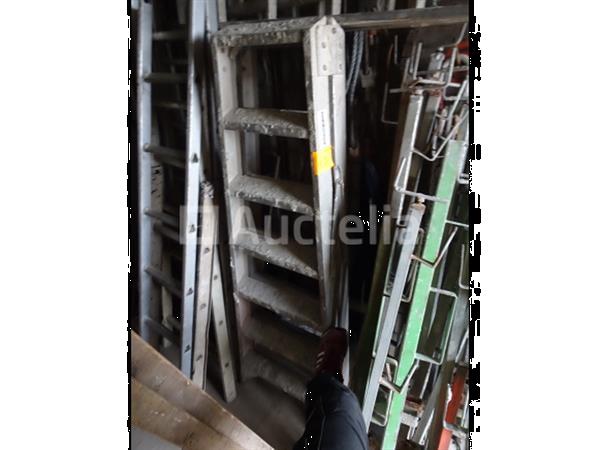 Grote foto een dubbele aluminium ladder met 2x7 treden en een dubbele houten ladder met 2x9 treden doe het zelf en verbouw onderdelen en accessoires