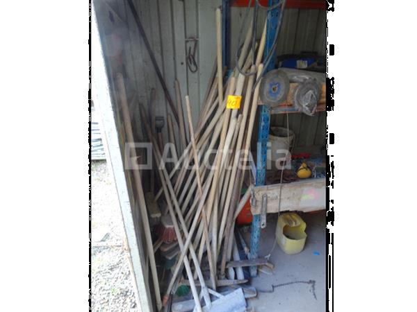 Grote foto een set schoppen borstels harken pikhouwelen rakels doe het zelf en verbouw onderdelen en accessoires