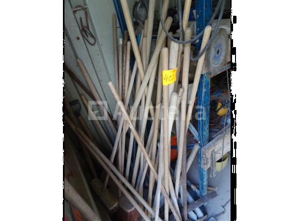 Grote foto een set schoppen borstels harken pikhouwelen rakels doe het zelf en verbouw onderdelen en accessoires