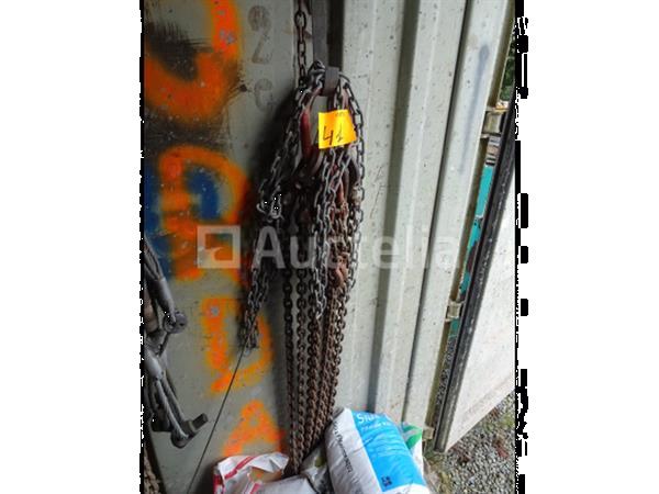 Grote foto een set van verschillende hijskettingen doe het zelf en verbouw onderdelen en accessoires