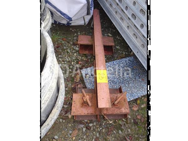 Grote foto een rode stalen vorkheftruckhaak doe het zelf en verbouw onderdelen en accessoires