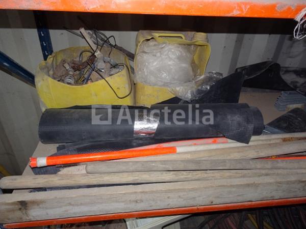 Grote foto een rac met 3 planken en zijn inhoud doe het zelf en verbouw onderdelen en accessoires