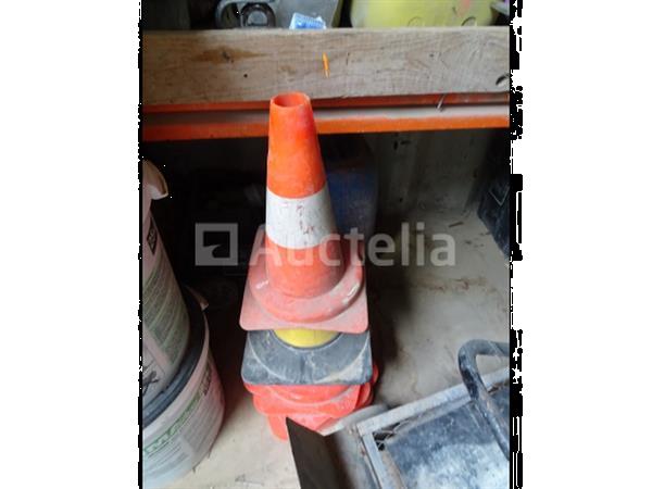Grote foto een rac met 3 planken en zijn inhoud doe het zelf en verbouw onderdelen en accessoires