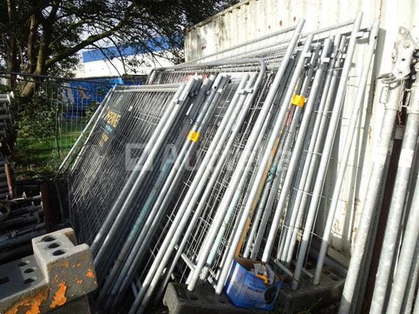 Grote foto een set van 29 heras style barriers met set poten en bevestiging doe het zelf en verbouw onderdelen en accessoires
