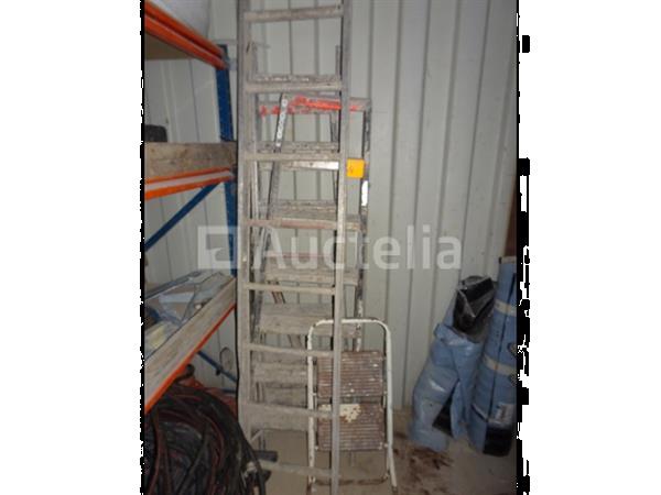 Grote foto een set van verschillende ladders en ladders doe het zelf en verbouw onderdelen en accessoires