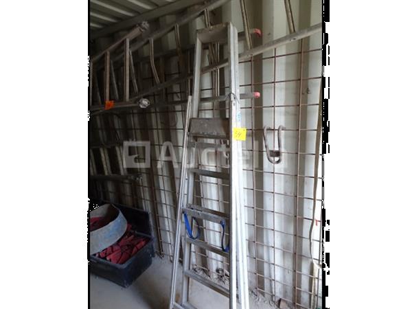 Grote foto een set van verschillende ladders en ladders doe het zelf en verbouw onderdelen en accessoires