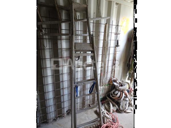 Grote foto een set van verschillende ladders en ladders doe het zelf en verbouw onderdelen en accessoires