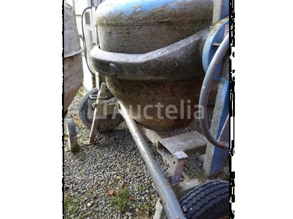 Grote foto een getrokken betonmixer doe het zelf en verbouw onderdelen en accessoires