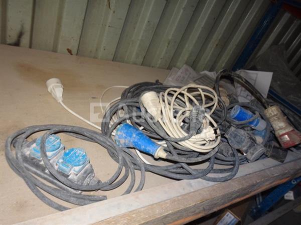 Grote foto een set van verschillende elektrische kabels een bouwdoos doe het zelf en verbouw onderdelen en accessoires