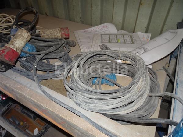 Grote foto een set van verschillende elektrische kabels een bouwdoos doe het zelf en verbouw onderdelen en accessoires