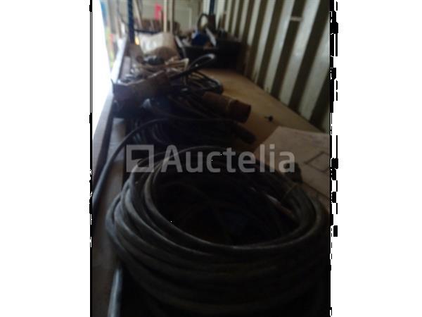 Grote foto een set van verschillende elektrische kabels een bouwdoos doe het zelf en verbouw onderdelen en accessoires
