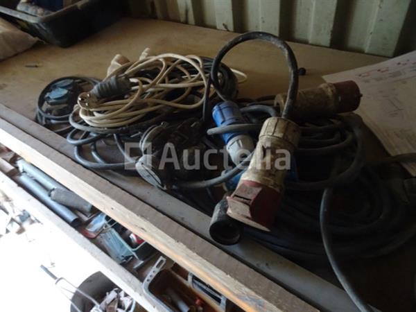 Grote foto een set van verschillende elektrische kabels een bouwdoos doe het zelf en verbouw onderdelen en accessoires