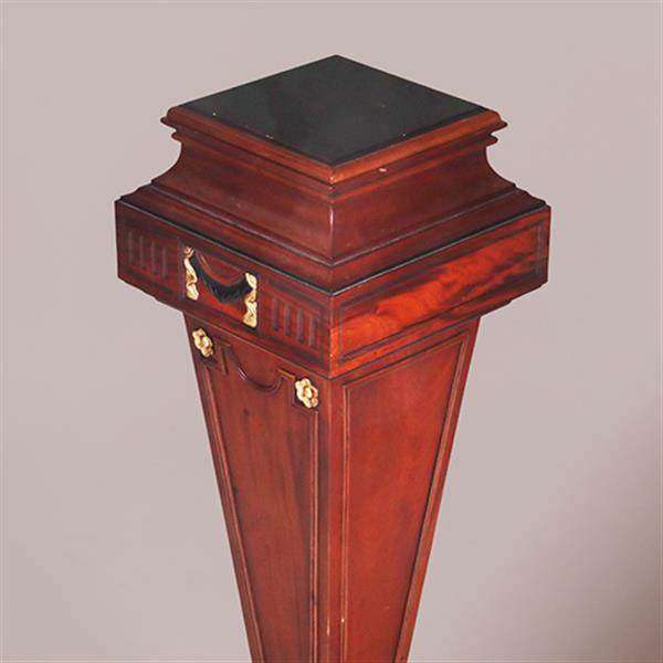 Grote foto zeer hoge zuil of pedestal in notenhout met zwart en goud. no.332425 antiek en kunst overige in antiek gebruiksvoorwerpen