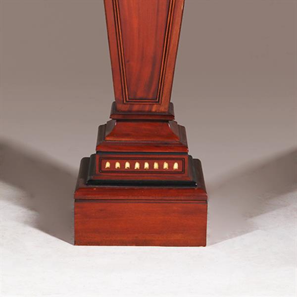 Grote foto zeer hoge zuil of pedestal in notenhout met zwart en goud. no.332425 antiek en kunst overige in antiek gebruiksvoorwerpen