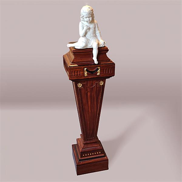 Grote foto zeer hoge zuil of pedestal in notenhout met zwart en goud. no.332425 antiek en kunst overige in antiek gebruiksvoorwerpen