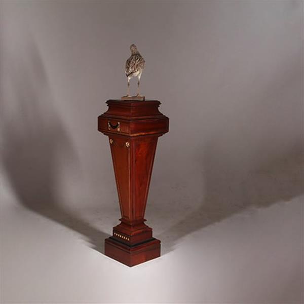 Grote foto zeer hoge zuil of pedestal in notenhout met zwart en goud. no.332425 antiek en kunst overige in antiek gebruiksvoorwerpen