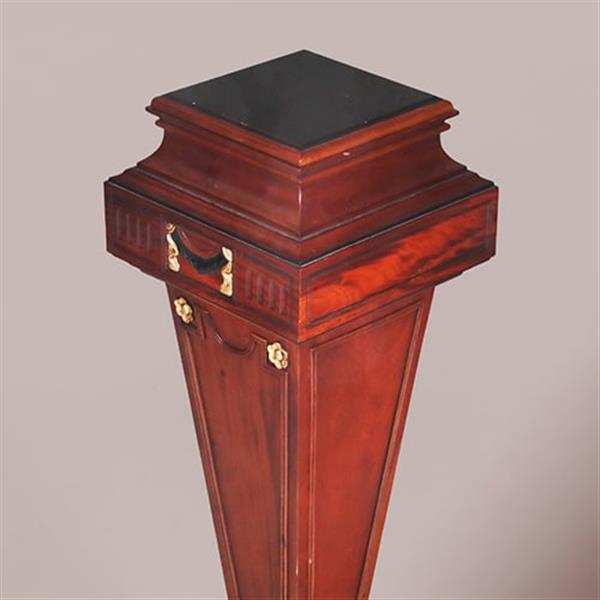 Grote foto zeer hoge zuil of pedestal in notenhout met zwart en goud. no.332425 antiek en kunst overige in antiek gebruiksvoorwerpen