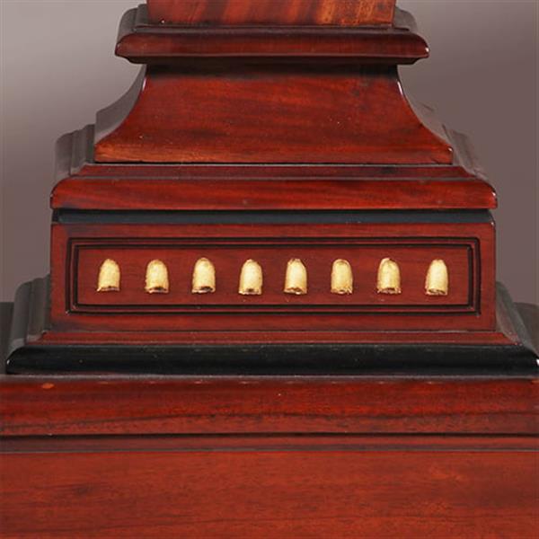 Grote foto zeer hoge zuil of pedestal in notenhout met zwart en goud. no.332425 antiek en kunst overige in antiek gebruiksvoorwerpen