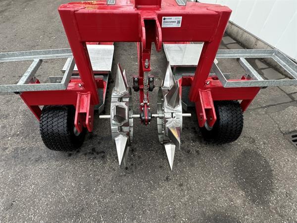Grote foto chantrel plantmachine 2 rijig voor de aardbeienruggenteelt. agrarisch zaaimachines