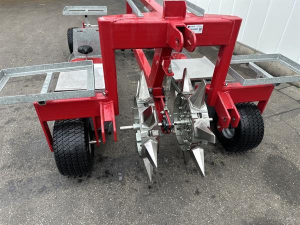 Grote foto chantrel plantmachine 2 rijig voor de aardbeienruggenteelt. agrarisch zaaimachines