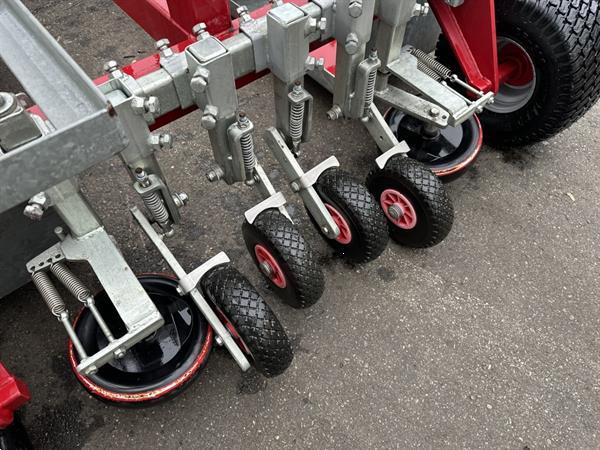 Grote foto chantrel plantmachine 2 rijig voor de aardbeienruggenteelt. agrarisch zaaimachines