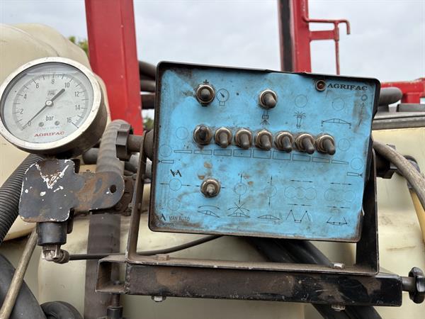 Grote foto agrifac douven veldspuit agrarisch onkruidbestrijding