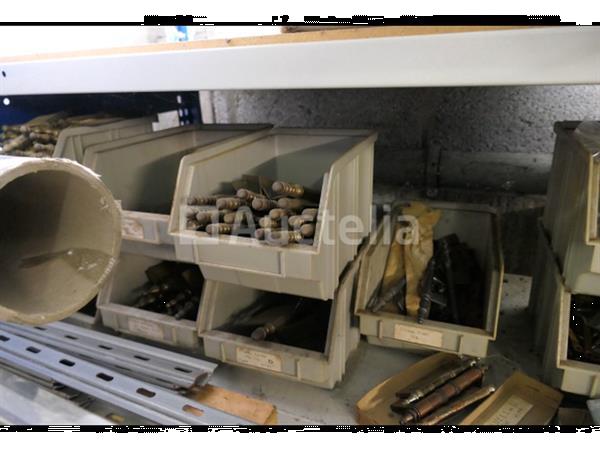 Grote foto grote partij meubelscharnieren ijzeren en messing reuzelpluggen doe het zelf en verbouw onderdelen en accessoires