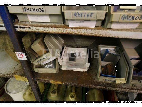 Grote foto grote partij meubelscharnieren ijzeren en messing reuzelpluggen doe het zelf en verbouw onderdelen en accessoires