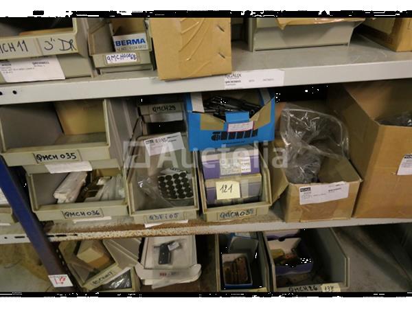 Grote foto grote partij meubelscharnieren ijzeren en messing reuzelpluggen doe het zelf en verbouw onderdelen en accessoires