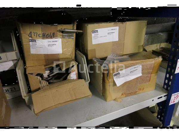 Grote foto grote partij meubelscharnieren ijzeren en messing reuzelpluggen doe het zelf en verbouw onderdelen en accessoires