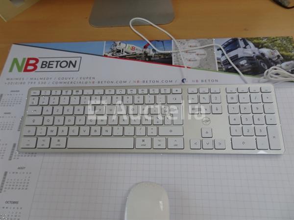Grote foto een alles in n computer van apple met een apple toetsenbord doe het zelf en verbouw onderdelen en accessoires