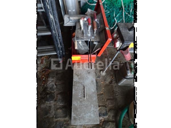 Grote foto een rode metalen kist van hilti met zijn inhoud doe het zelf en verbouw onderdelen en accessoires